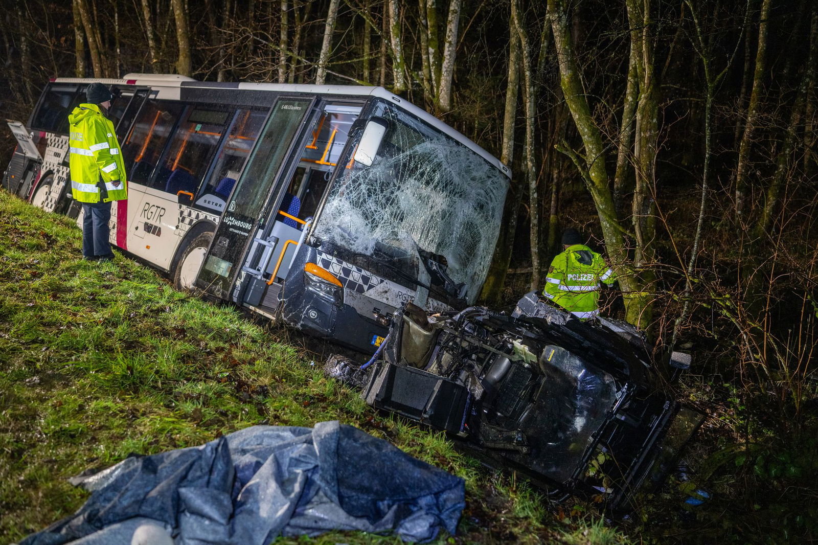 Beide Fahrzeuge kamen von der Bundesstraße ab.
