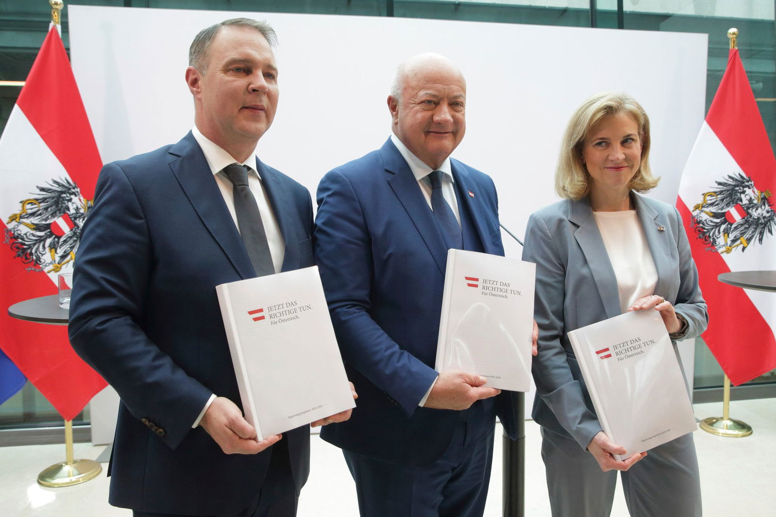Die neue Dreier-Koalition in Österreich hat ein 200-seitiges Arbeitsprogramm vorgelegt.