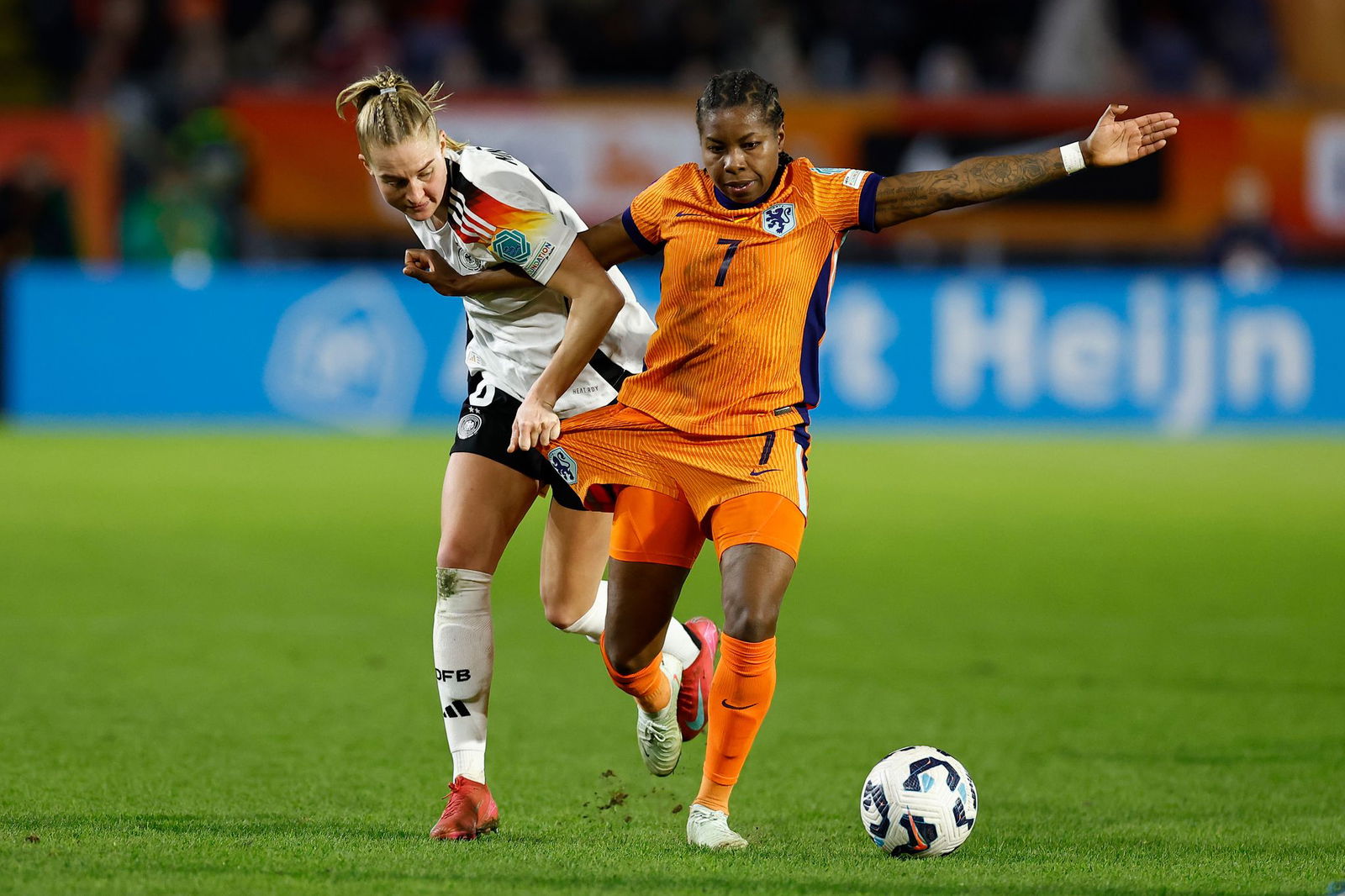 Lineth Beerensteyn (r), hier gegen DFB-Vizekapitänin Janina Minge, stellte ihre Treffsicherheit unter Beweis.