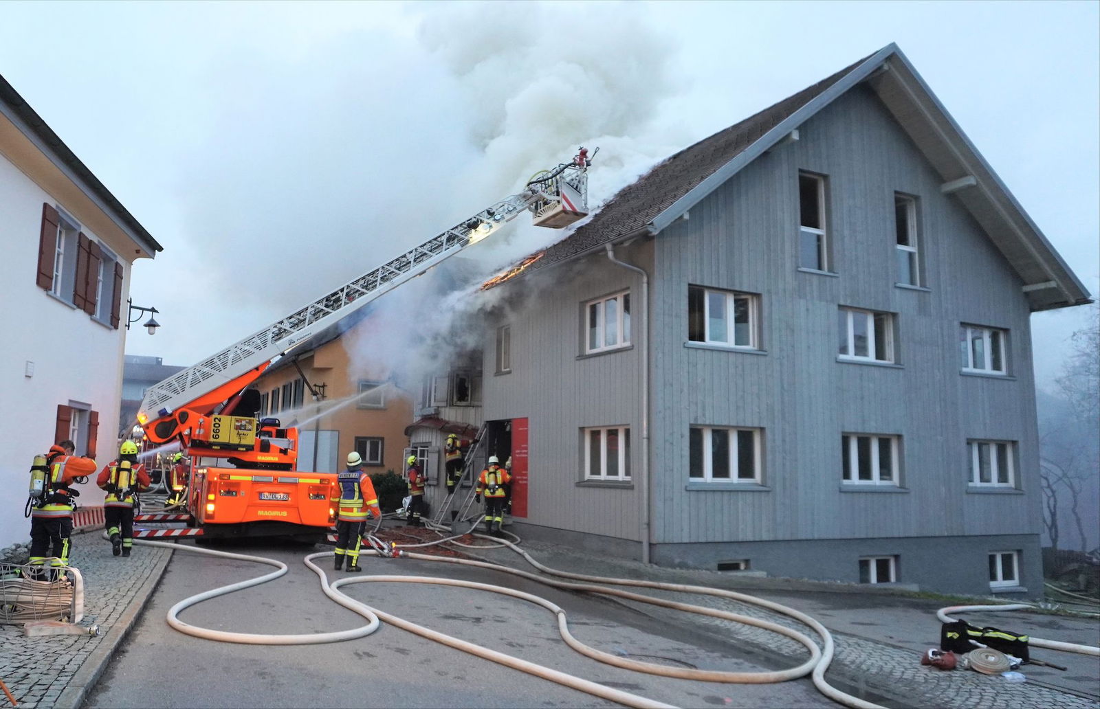 Hoher Schaden bei Brand in Mehrfamilienhaus in Amtzell.
