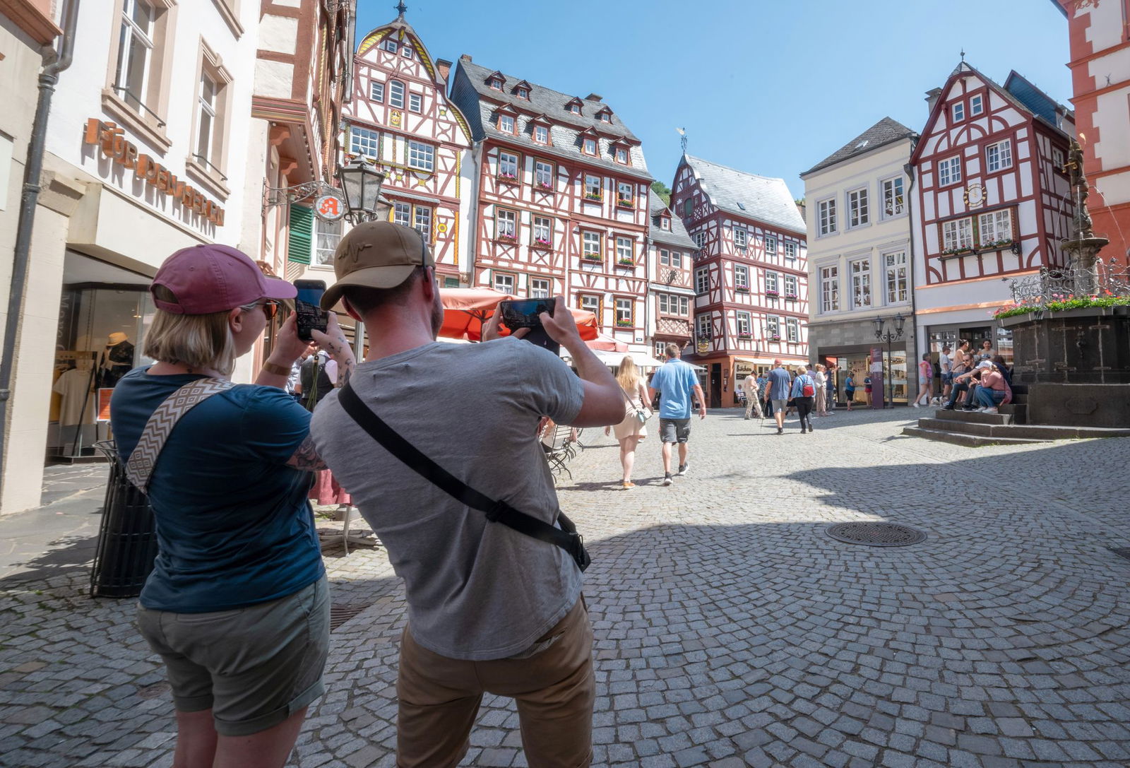 Touristen in Bernkastel-Kues. Im vergangenen Jahr waren 8,7 Millionen Gäste in Rheinland-Pfalz. (Archivbild)