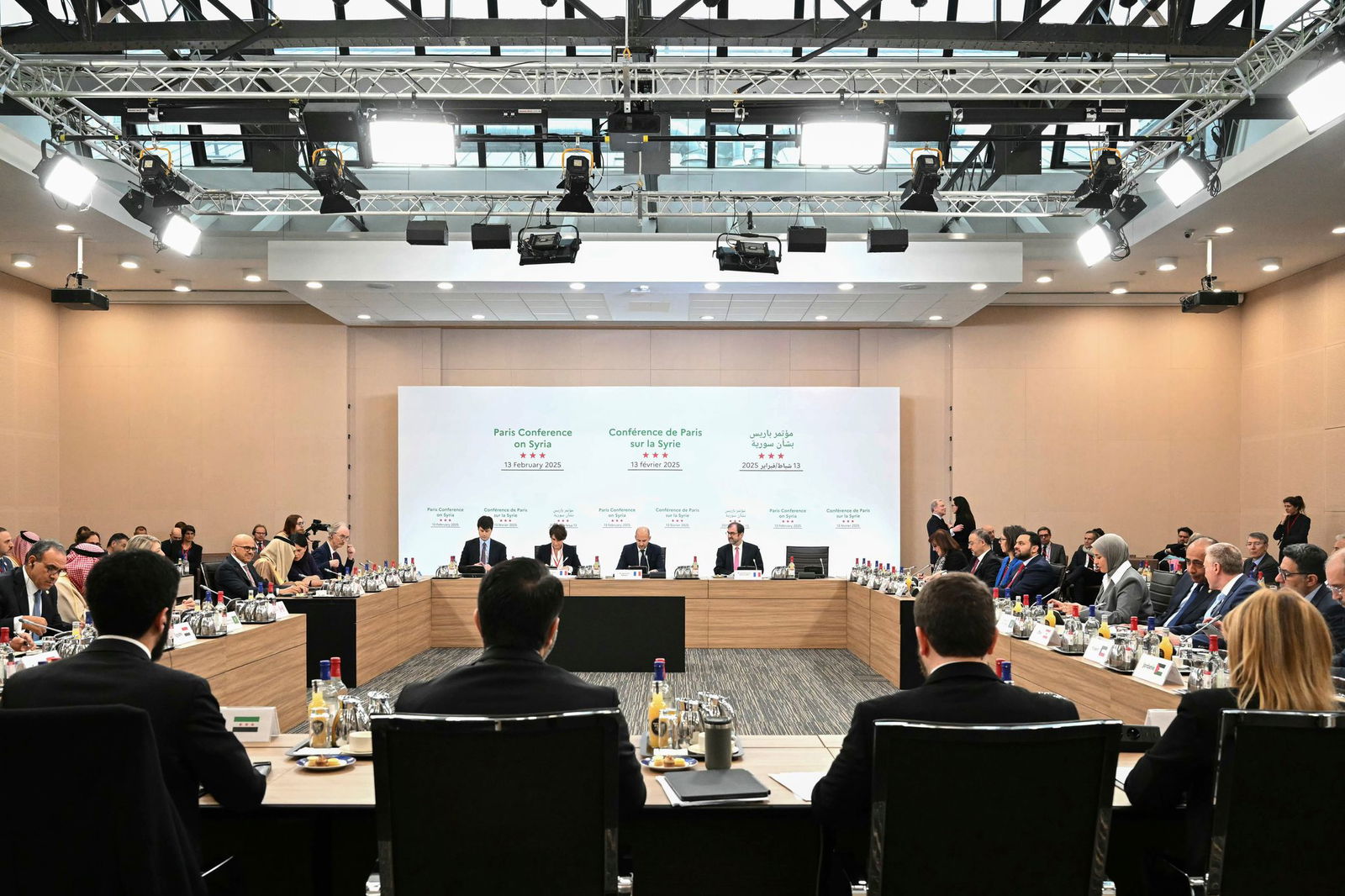 In einem breiten Zusammenschluss stehen zahlreiche Länder bereit, um Syrien zu helfen.