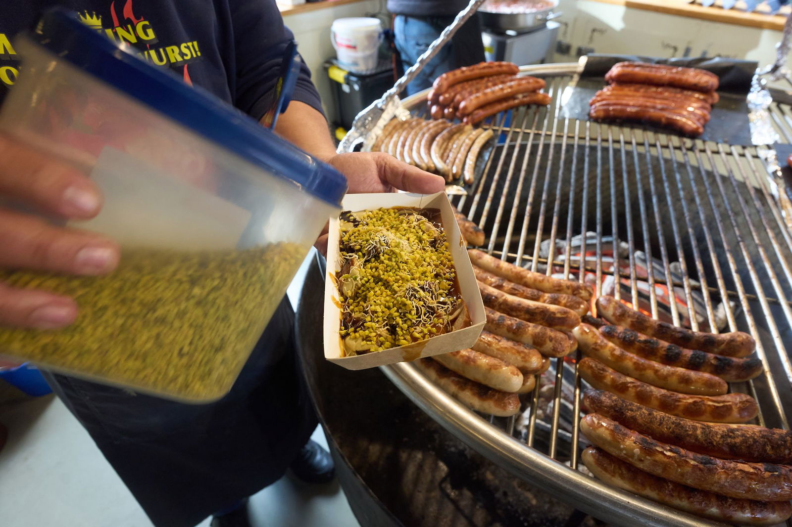Currywurst mit Dubai-Schokolade ist in diesem Jahr neu beim Currywurst-Festival dabei.