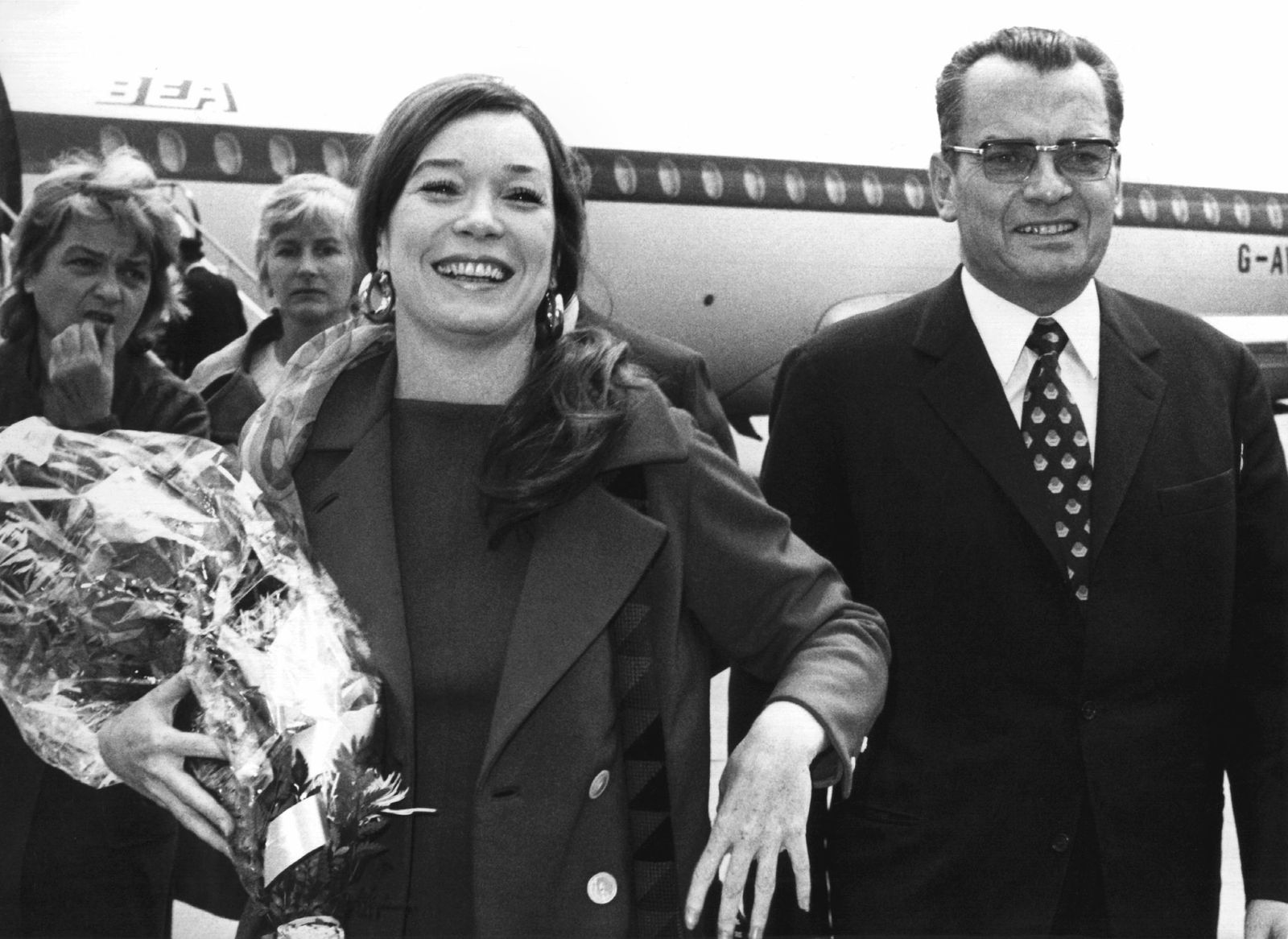 Kurz vor Beginn der Berlinale 2020 werden NS-Vorwürfe gegen den ehemaligen Festivalleiter Alfred Bauer, hier neben Shirley MacLaine, bekannt. (Archivbild)