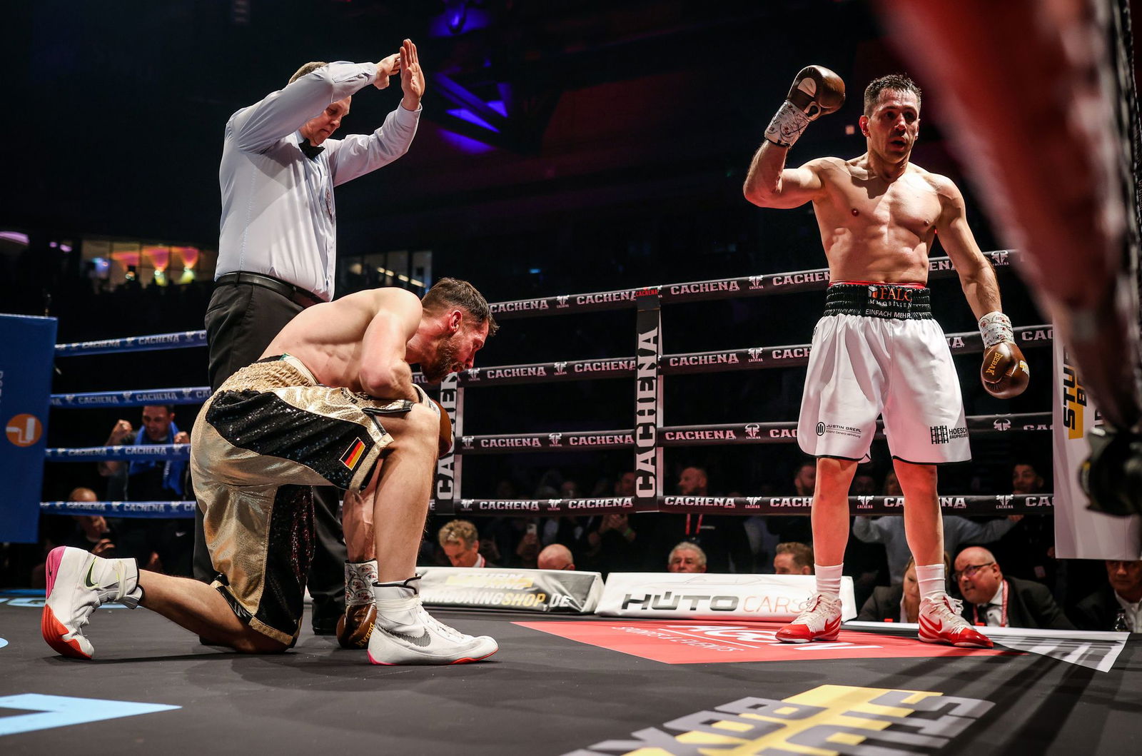 Boxer Felix Sturm (r) gelingt beim Comeback-Kampf ein Knockout