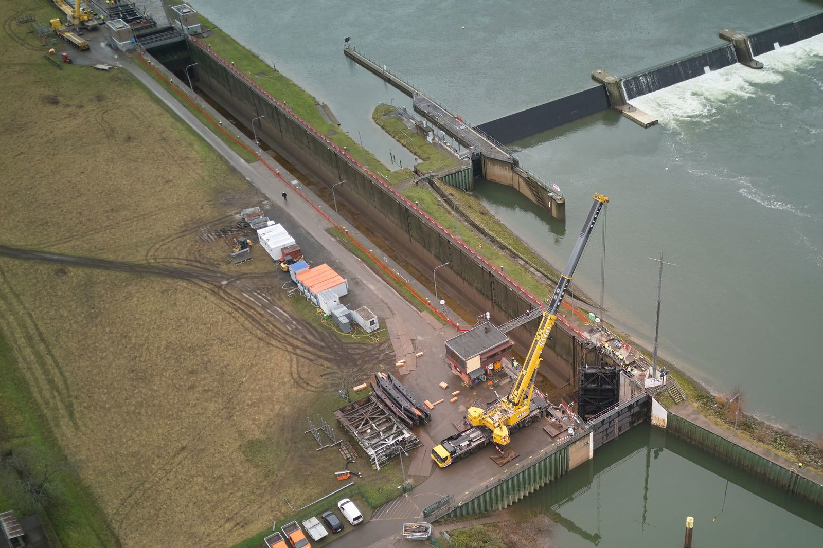 Erst vor einer Woche wurde das neue Tor in die Schleuse gehoben. (Archivbild)