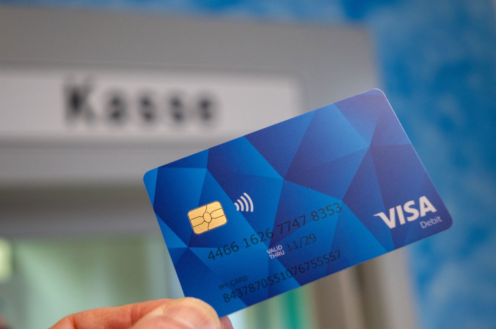 Nach dem Pilotprojekt in Trier sollen die Bezahlkarten auch in andere AfAs kommen (Archivbild)