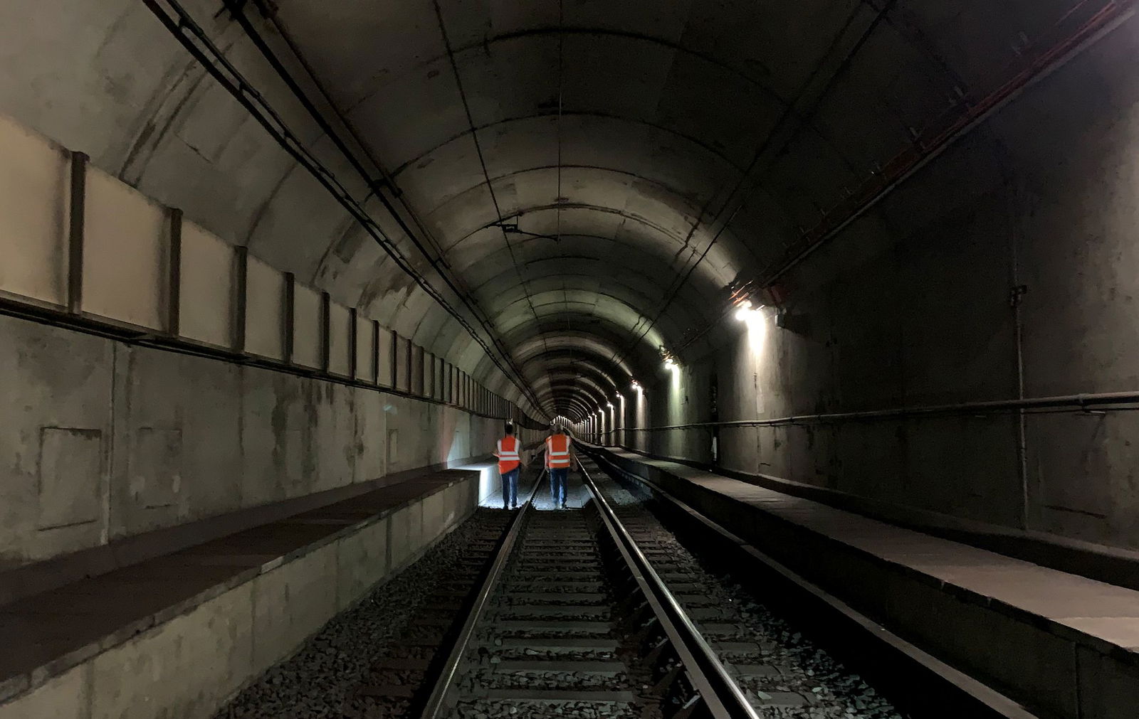 In den Betonwänden von U-Bahntunneln können sogenannte Absorberleitungen verbaut werden.
