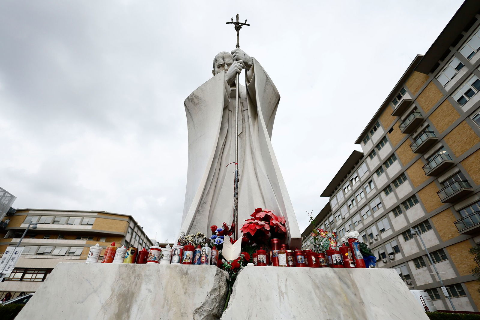 Eine Statue vor dem Krankenhaus erinnert an Papst Johannes Paul II.