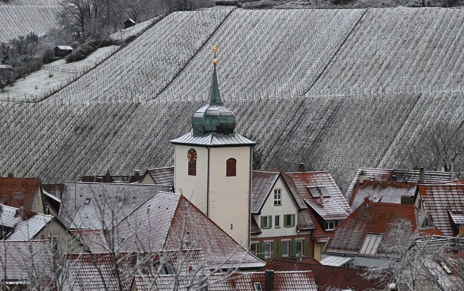 Für Donnerstag rechnet der Deutsche Wetterdienst örtlich mit ein bis zwei Zentimetern Schneefall. (Archivbild)