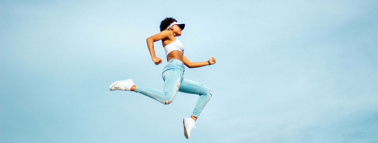 Rennende Frau in der Luft