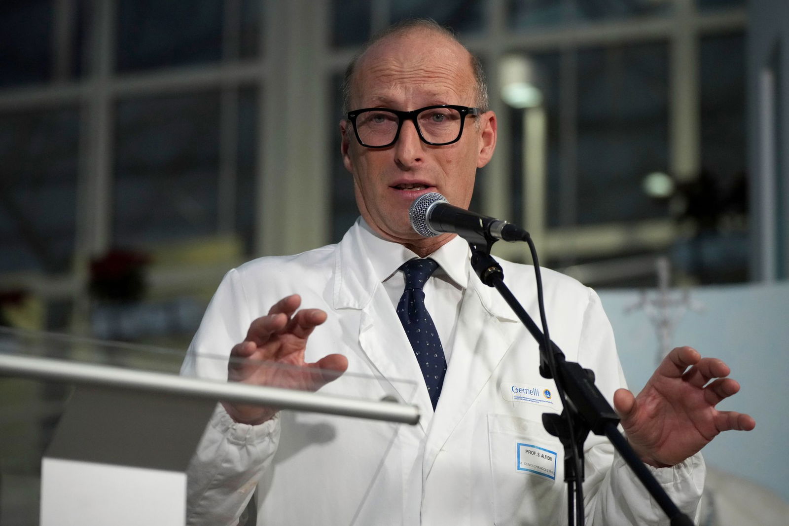 Erstmals traten zwei behandelnde Ärzte vor die Presse und beantworteten Fragen zum Zustand des Papstes.