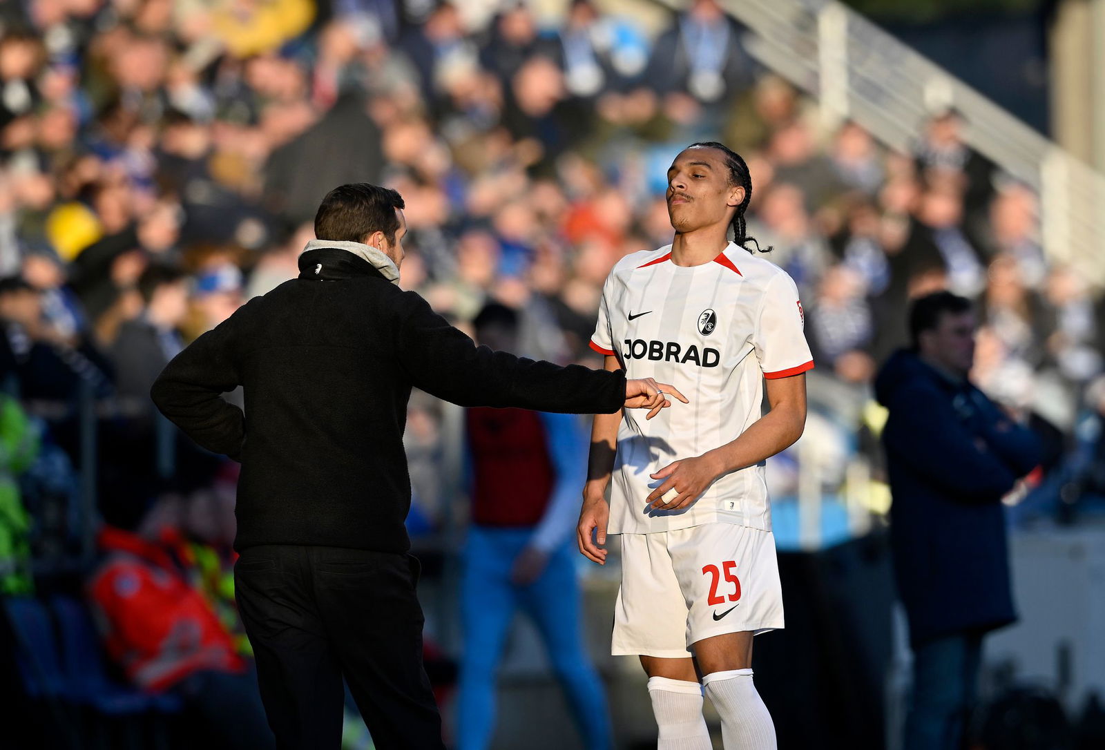 Julian Schuster (l) und Kiliann Sildillia freuen sich über ein besonders Tor des Franzosen.