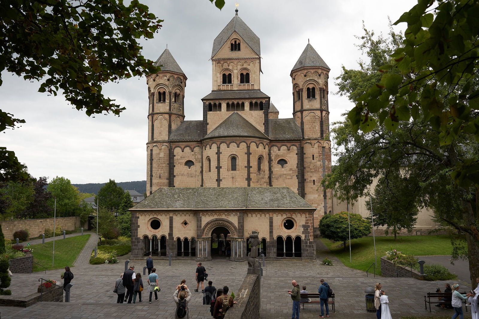 Es gibt jeden Tag mehrere öffentliche Gottesdienste in der Abtei Maria Laach (Archivbild)
