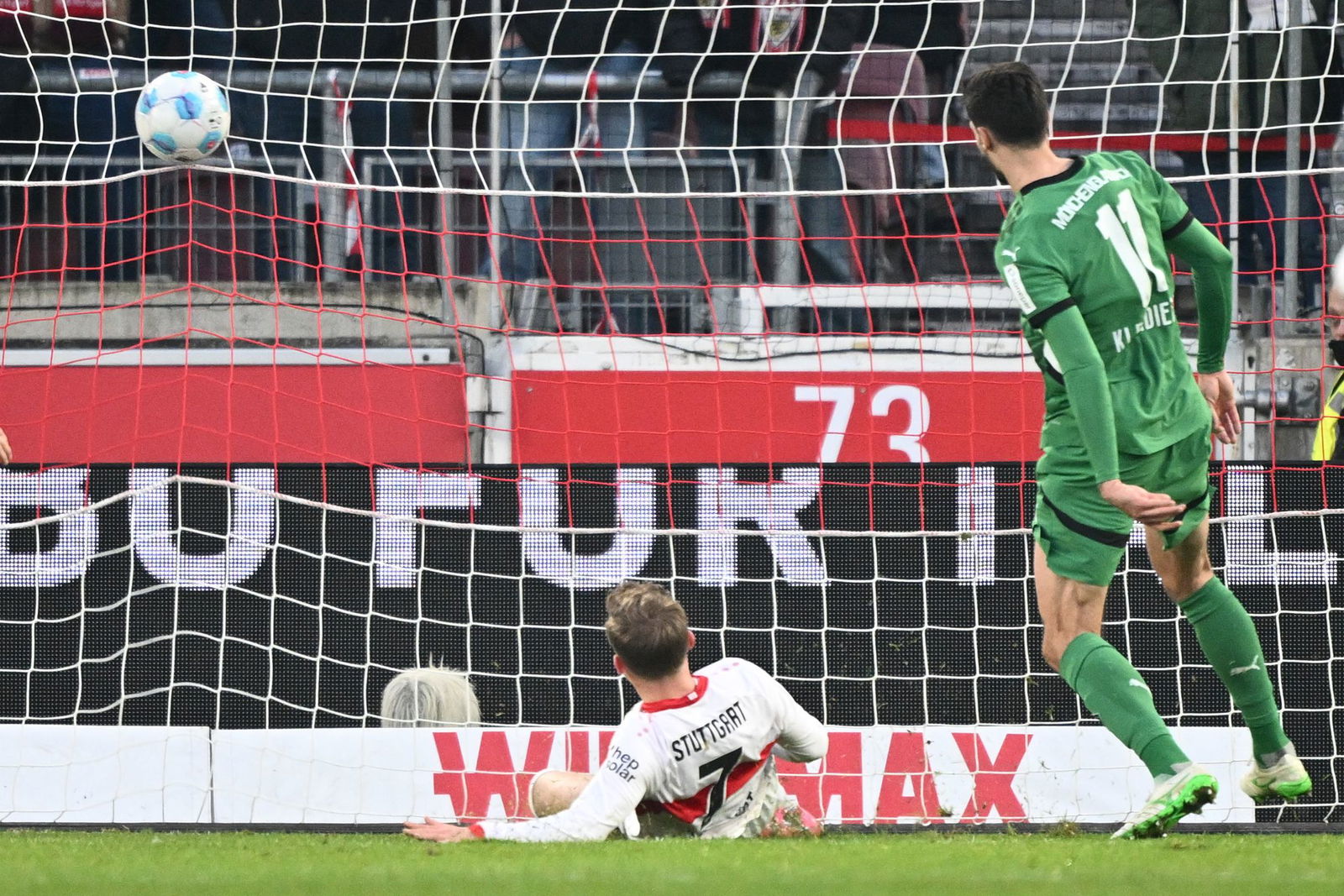 Tim Kleindienst trifft zum 2:1, Nationalmannschafts-Kollege Maximilian Mittelstädt rutscht ins Leere.