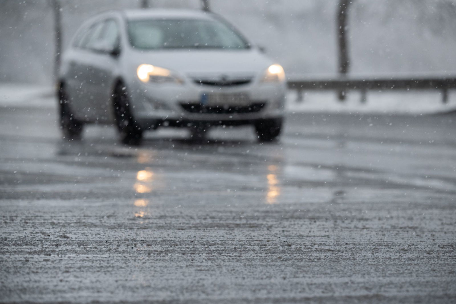Sprühregen und Temperaturen um die Null Grad sorgen für teilweise glatte Straßen. (Archivbild)