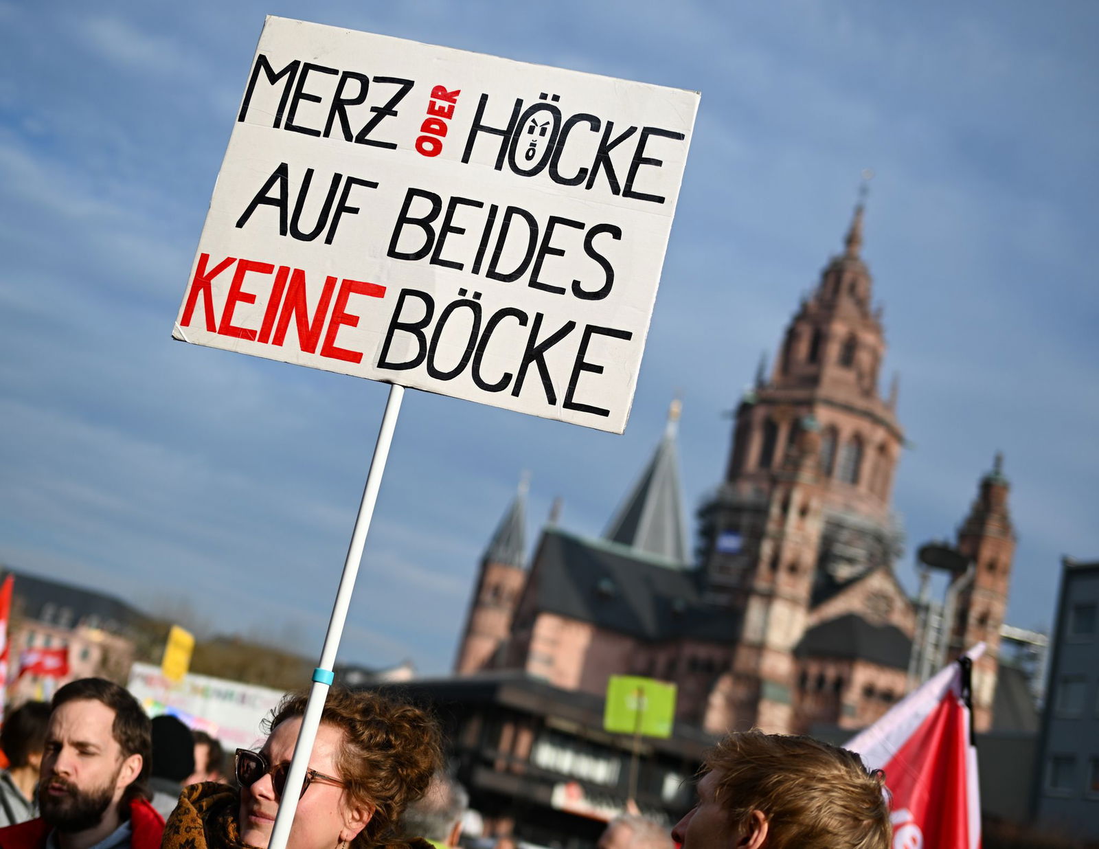 Demonstriert wurde kurz vor der Bundestagswahl in Guckweite des Mainzer Doms. 