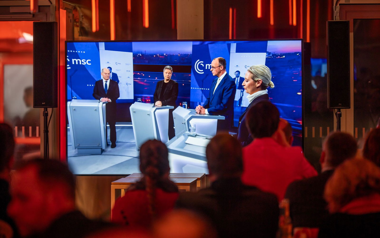 Die vier Kanzlerkandidaten von SPD, Union, Grünen und AfD streiten über Migration, Inflation, Energiekosten und andere Themen.