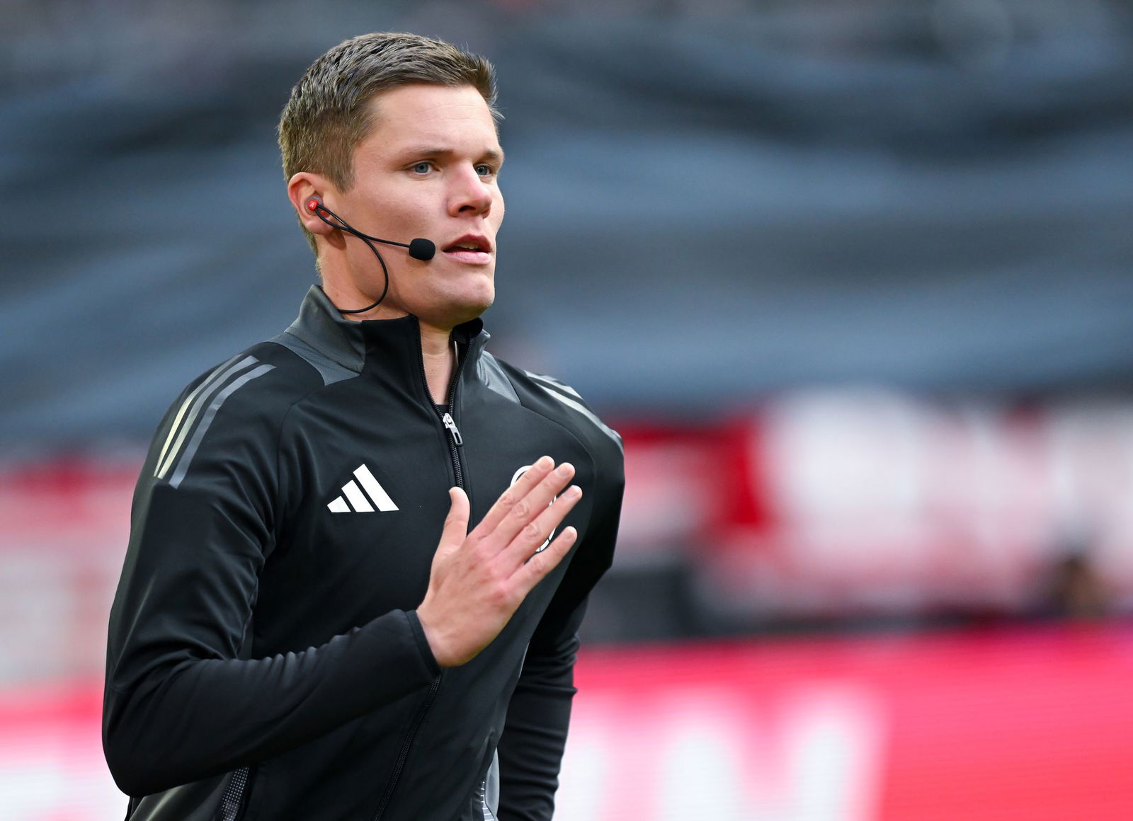 Schiedsrichter Florian Exner war für Durchsagen bei strittigen Entscheidungen mit einem Mikrofon ausgerüstet.