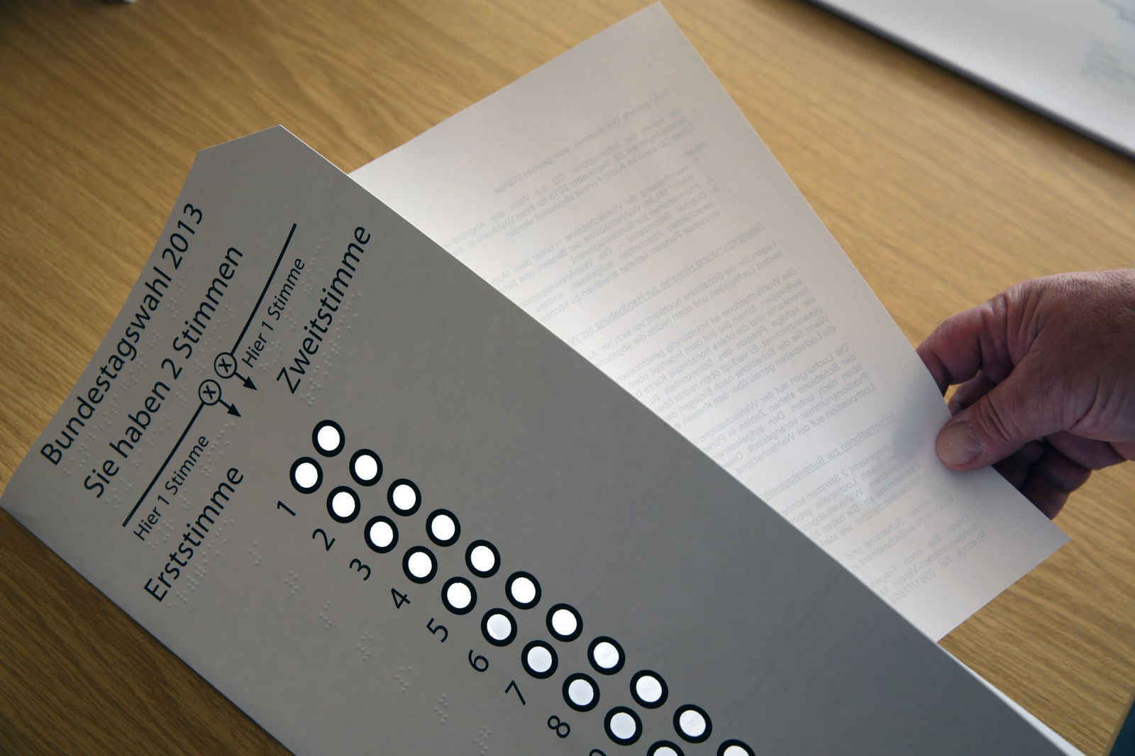 Mit einer Schablone können Menschen mit einer Sehbehinderung wählen. (Archivbild)
