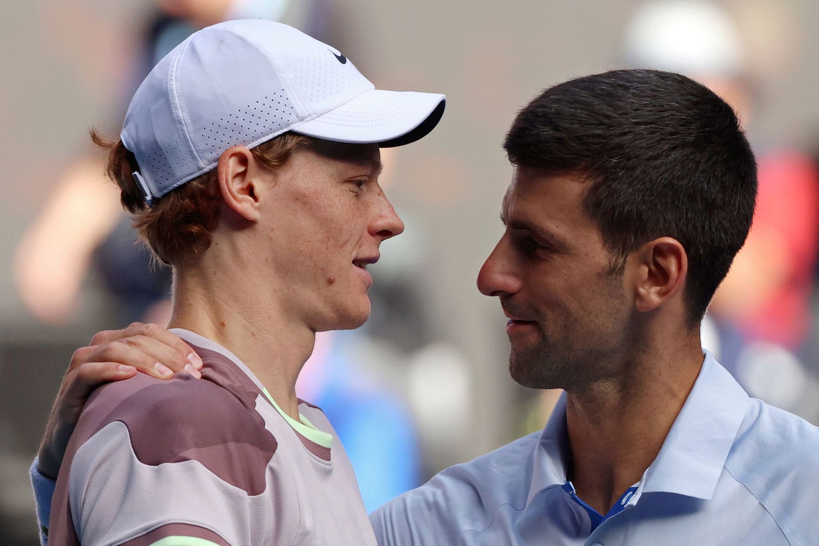 Novak Djokovic (r) ist nicht einverstanden, wie der Dopingfall von Jannik Sinner behandelt wurde.