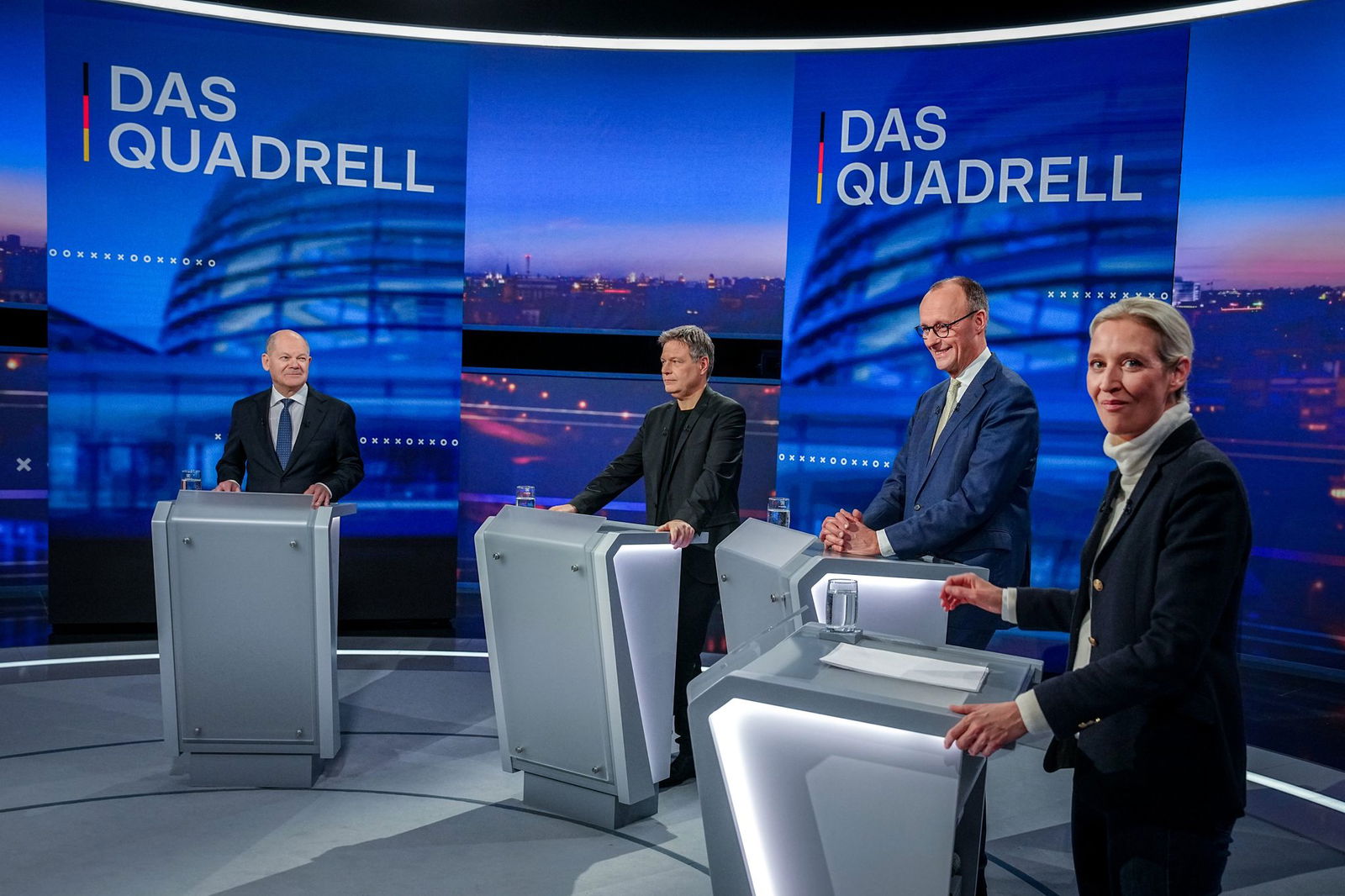 Die Kanzlerkandidaten Olaf Scholz (SPD); Robert Habeck (Grüne), Friedrich Merz (CDU) und Alice Weidel (AfD) beharkten sich in einer Talkrunde bei RTL und ntv. 