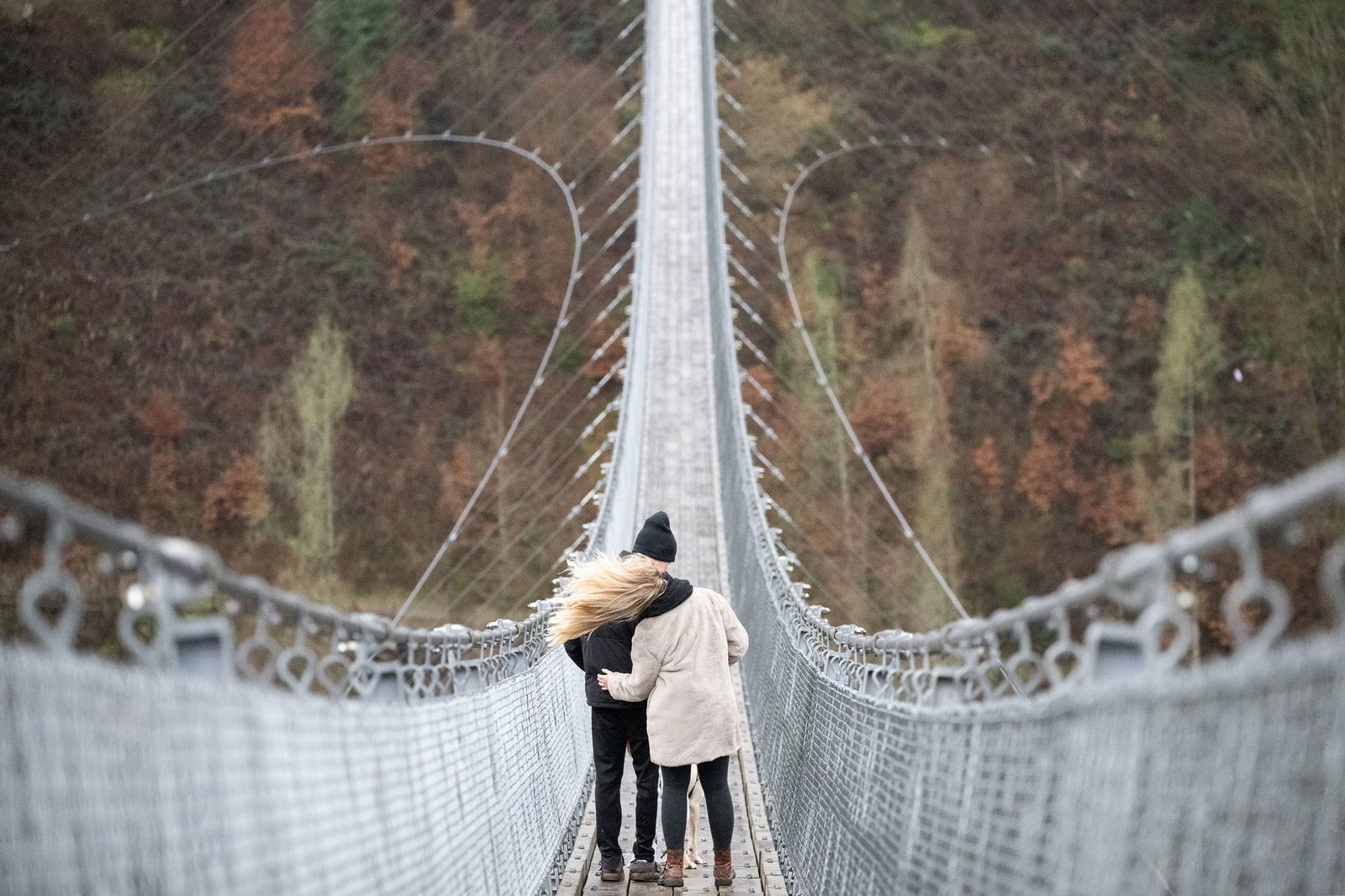 Nichts für Menschen mit Höhenangst: Auf der Hängeseilbrücke Geierlay kann man sich gut aneinander festhalten.(Archivbild)