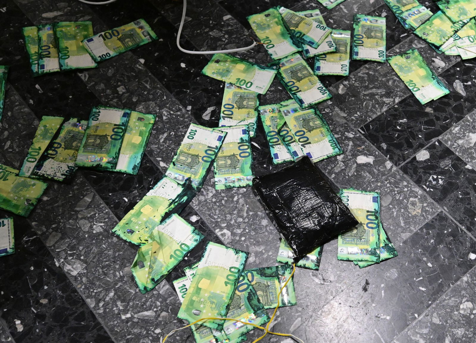 Einen Geldautomaten sprengten unbekannte Täter in der Nacht in Bernkastel-Kues an der Mosel. (Symbolbild)