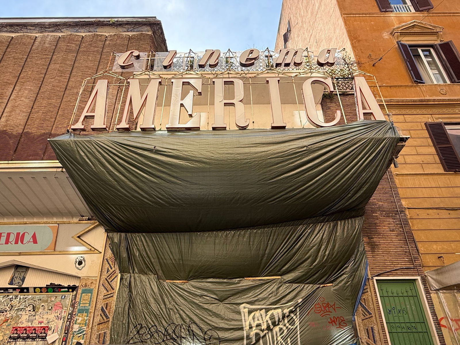 Der Eingang des «Cinema America» ist mit einer großen Plane verhüllt.