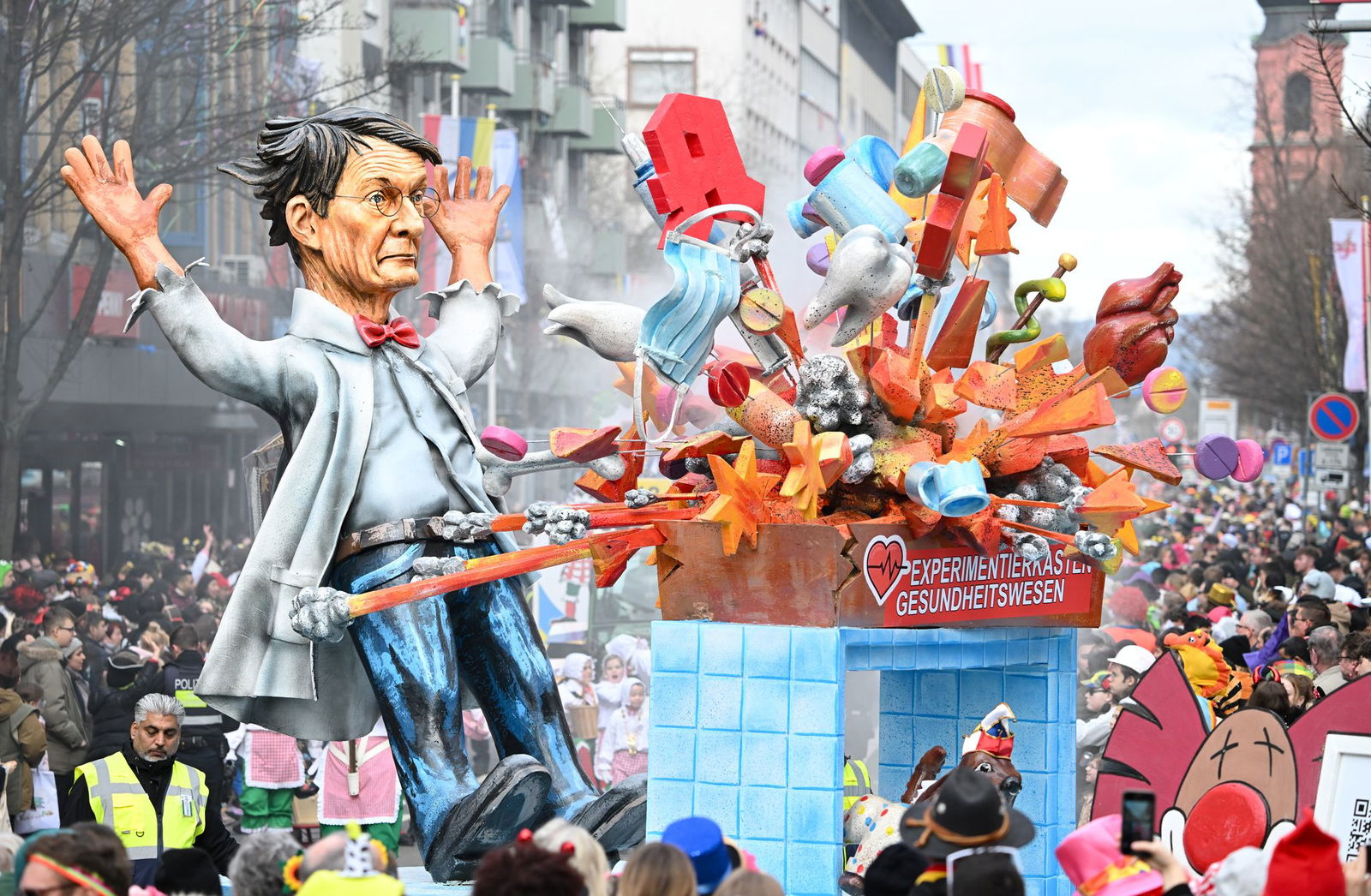 Im vergangenen Jahr wurde mit einem Motivwagen Bundesgesundheitsminister Karl Lauterbach als «Master of Desaster» aufs Korn genommen (Archivfoto). 