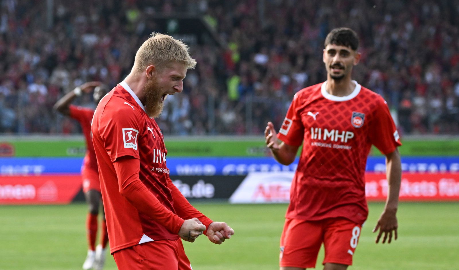 Jan-Niklas Beste (l) trifft mit seinem neuen Club SC Freiburg auf seinen Ex-Verein Heidenheim.