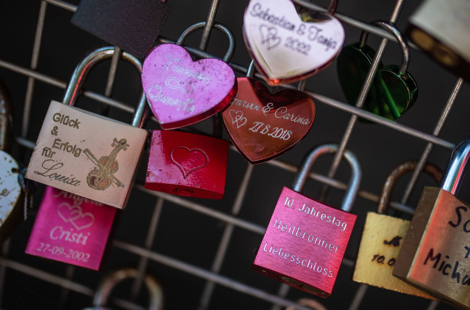 Am Collis Turm oberhalb der Mosel haben sich viele Paare mit Schlössenr verewigt (Archivbild)