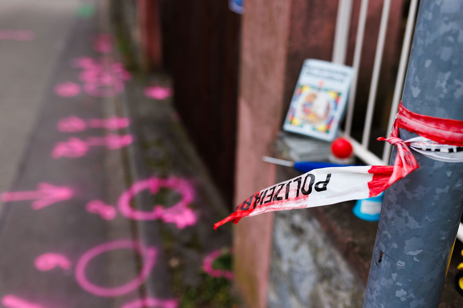 Markierungen der Kriminaltechnik am Tatort in Eichstetten am Kaiserstuhl. 