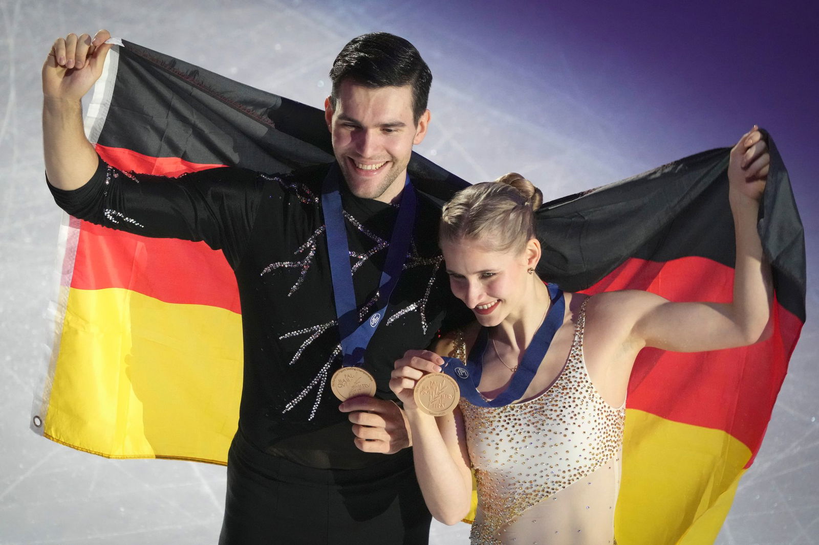 Nikita Wolodin (l) und Minerva Hase (r) holten erstmals seit 2011 wieder Gold für Deutschland bei einer Eiskunstlauf-EM.