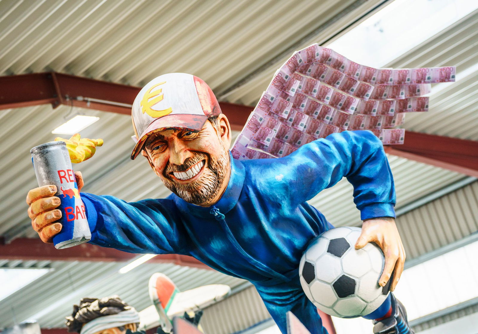 Das Grinsen ist ihm nicht vergangen, auch wenn ihn so mancher mittlerweile kritischer sieht: Jürgen Klopp fährt beim Rosenmontagszug als Figur mit.