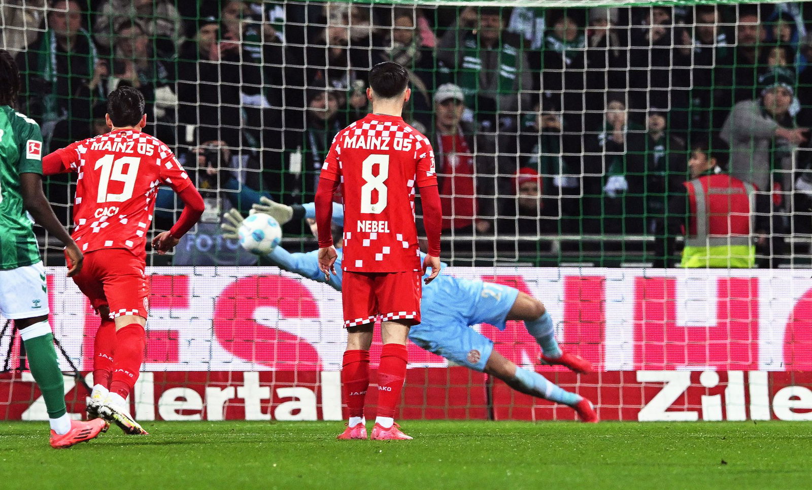 Der Mainzer Torwart Robin Zentner pariert einen Elfmeter von Werders Marvin Ducksch.