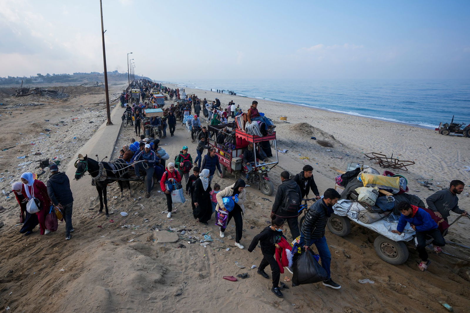 Vertriebene Palästinenser kehren in ihre weitgehend zerstörten Wohnorte zurück. (Archivbild)