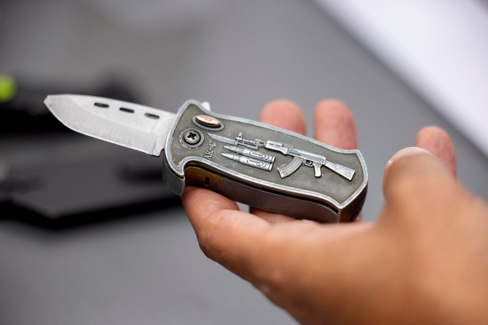 Für Besitzer von verbotenen Springmessern gilt eine befristete Amnestieregelung. (Archivbild)