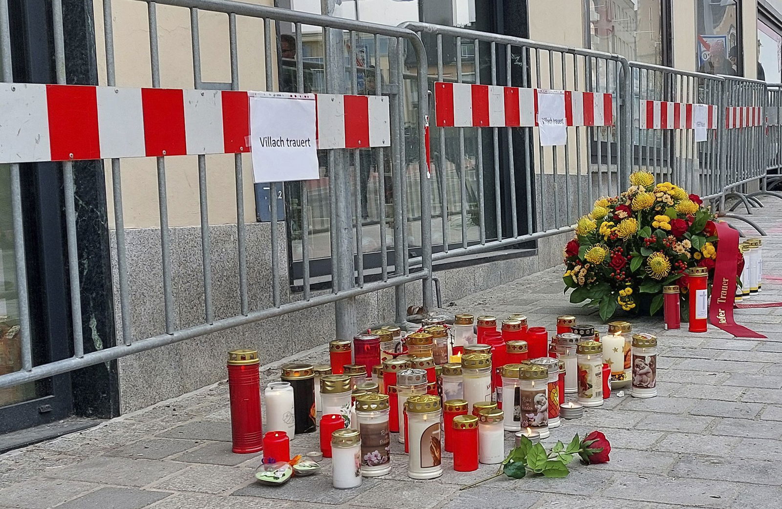 Die Menschen in Villach haben am Tatort Kerzen entzündet.