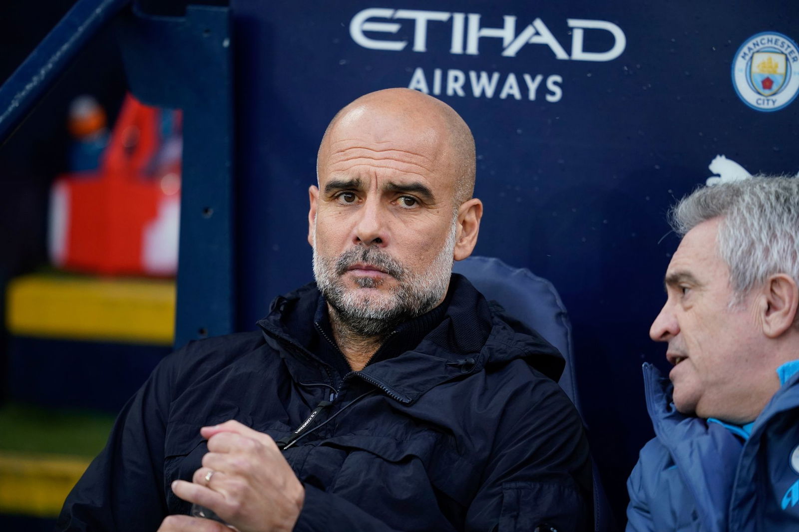 Ratlos: Pep Guardiola steckt mit Manchester City weiter tief in der Krise.