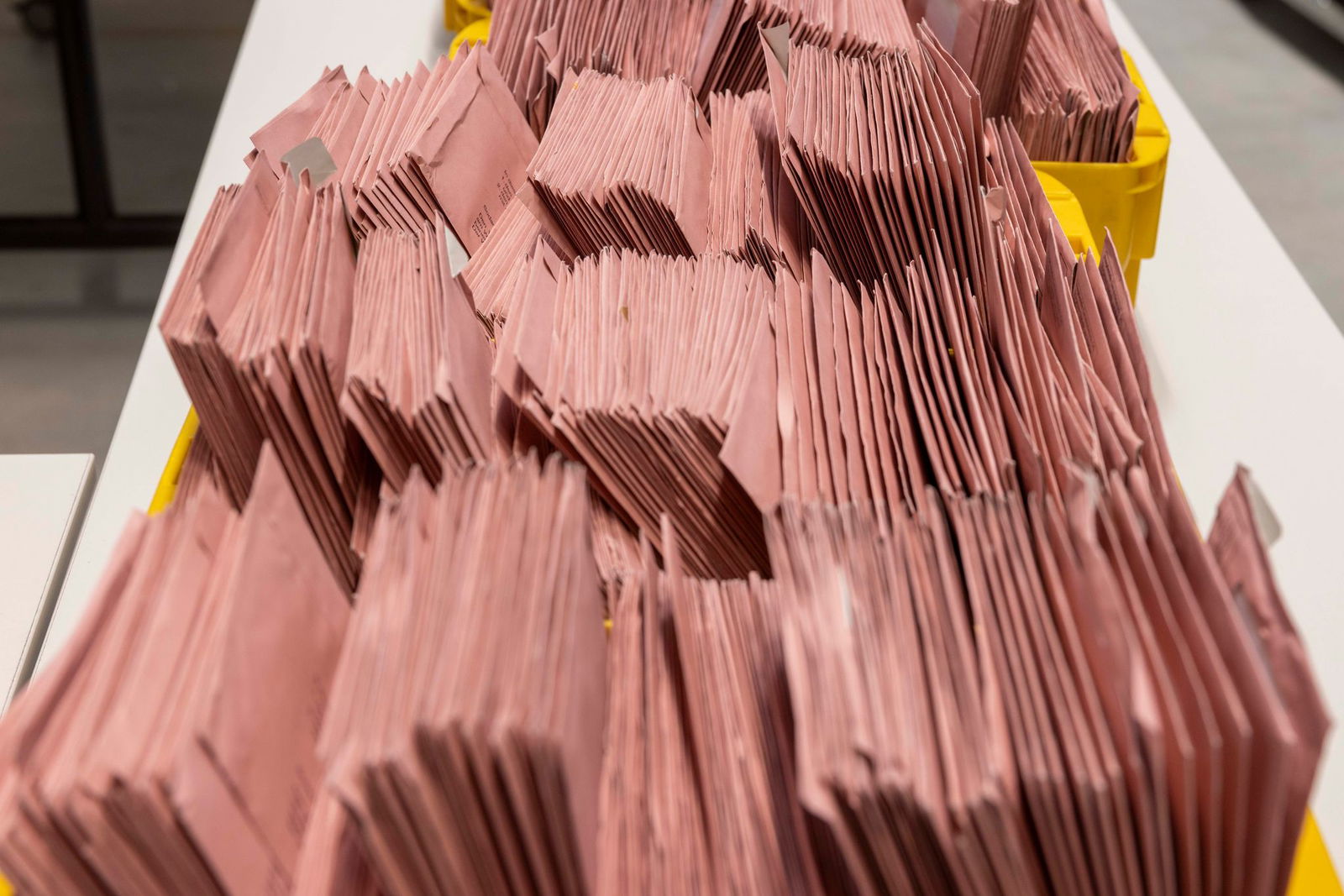 An einem Wahlabend müssen viele Briefwahlunterlagen durchgesehen werden. (Archivbild)