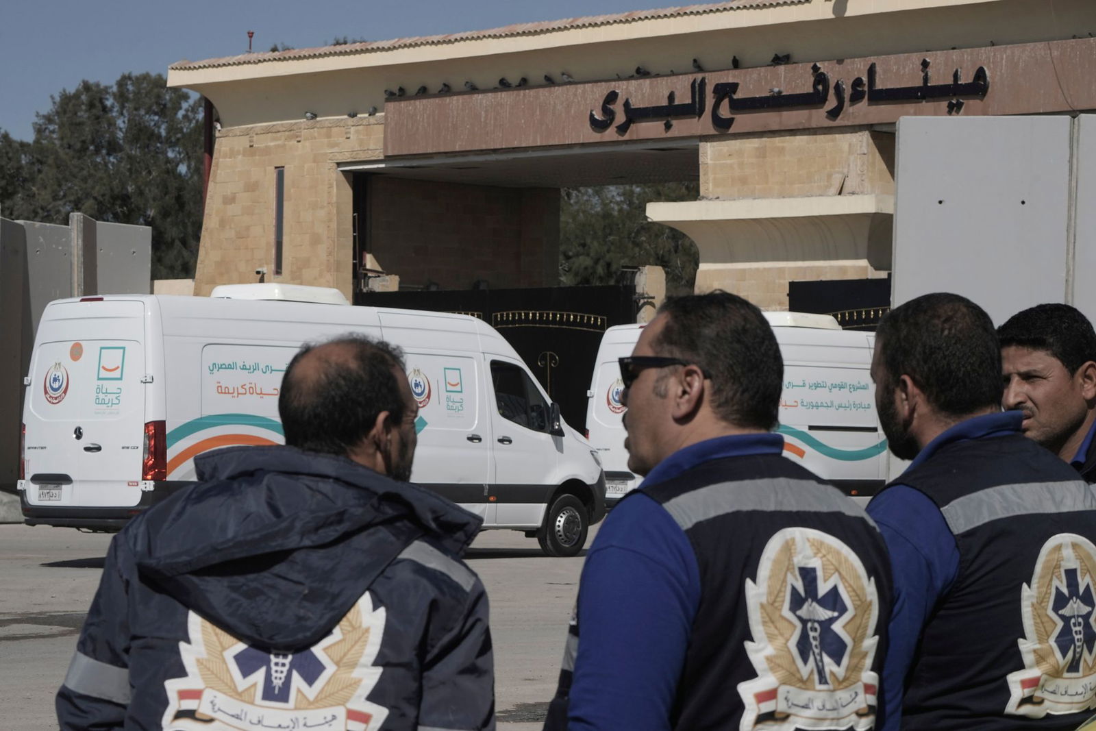 Sanitäter warten am Grenzübergang Rafah auf Patienten aus dem Gazastreifen.