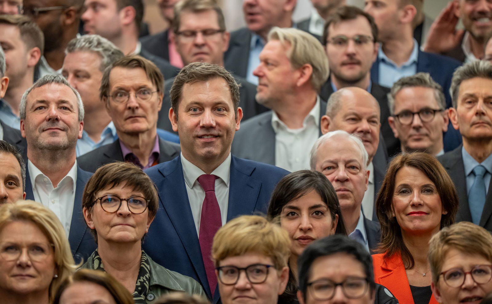 Ausnahmsweise mit Krawatte: Der sonst legere Lars Klingbeil setzt zur Feier einen stilistischen Akzent. 