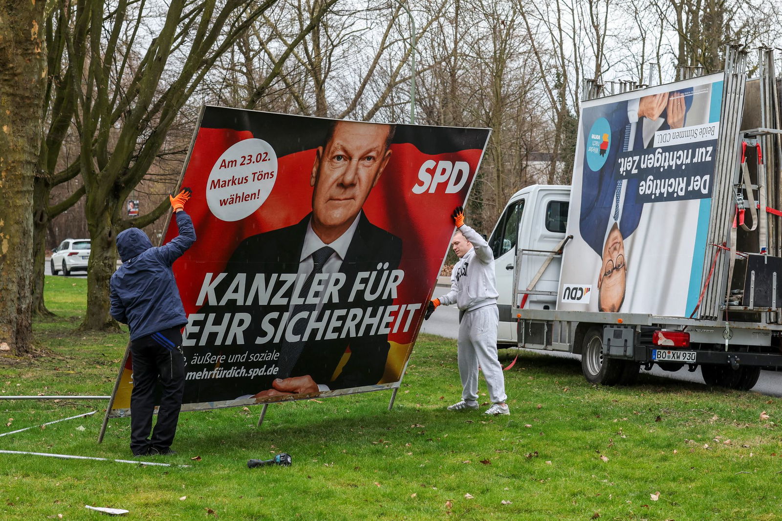 Schon werden die ersten Wahlplakate abgebaut, wie hier in Gelsenkirchen. In der nordrhein-westfälischen Stadt landete die AfD laut Daten der Bundeswahlleiterin mit 24,7 Prozent der Zweitstimmen knapp vor der SPD, die 24,1 Prozent erhielt. 