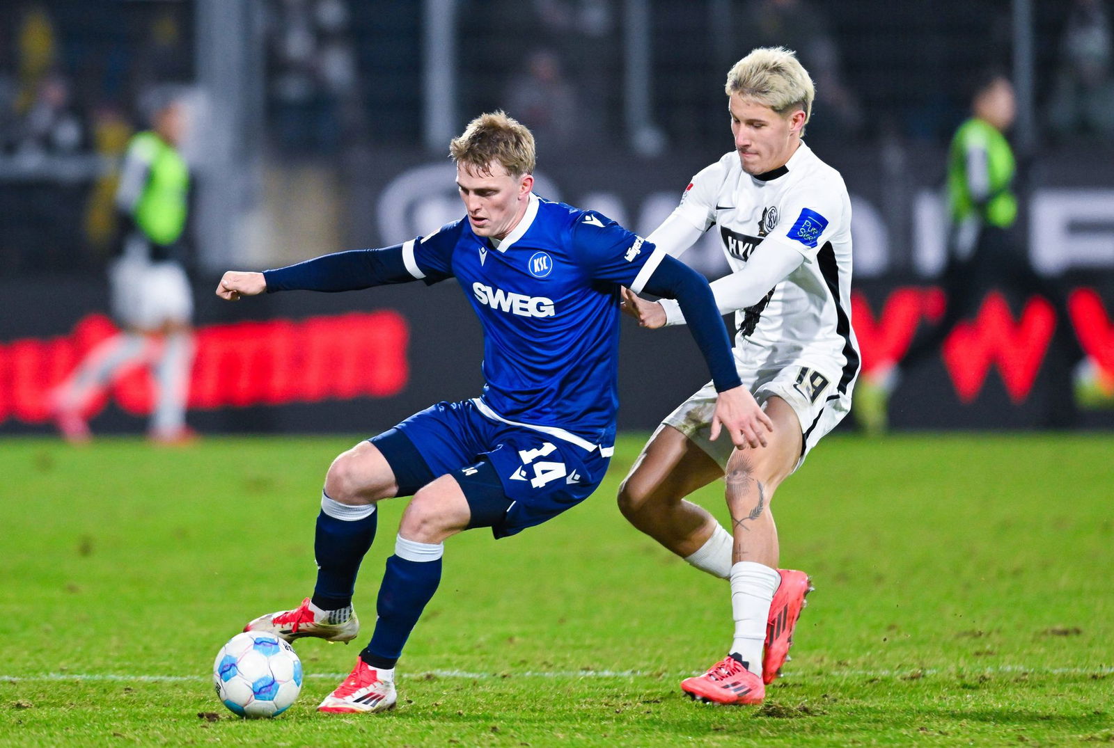 Der Karlsruher SC mit Mikkel Kaufmann (l) und die SV Elversberg mit Likas Pinckert kamen mit deutlich mehr Schwung aus der Pause.