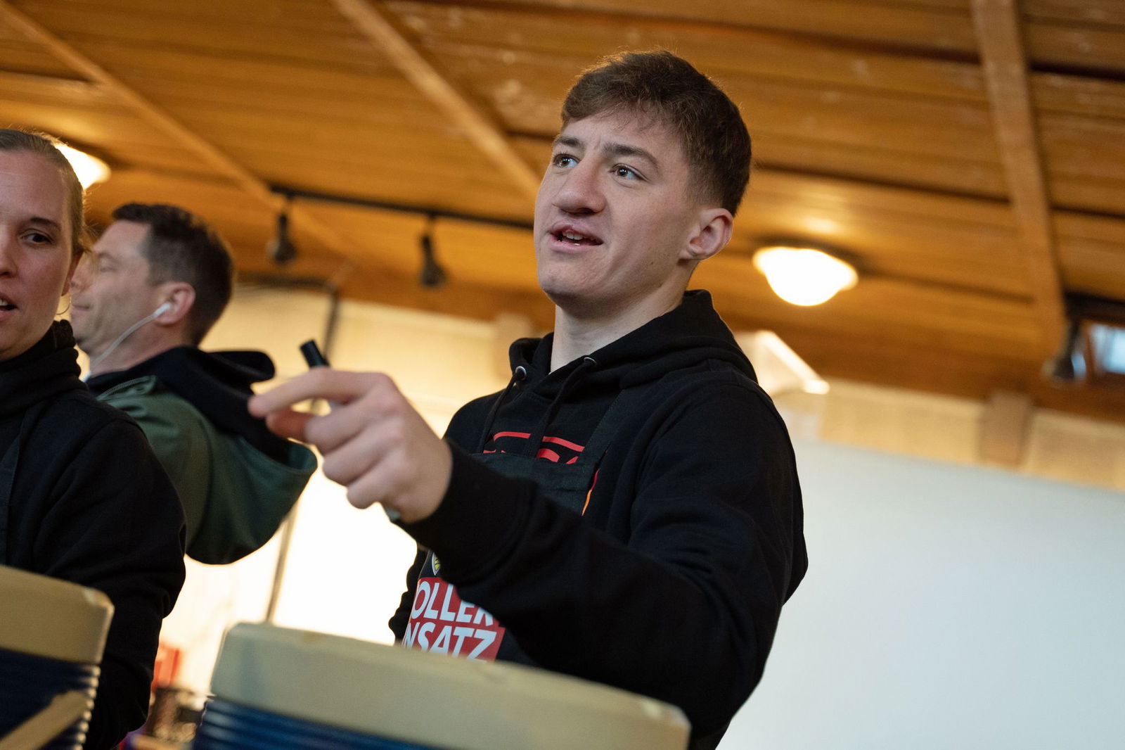 VfB-Nationalspieler Angelo Stiller schenkte in der Stuttgarter Vesperkirche Tee aus.