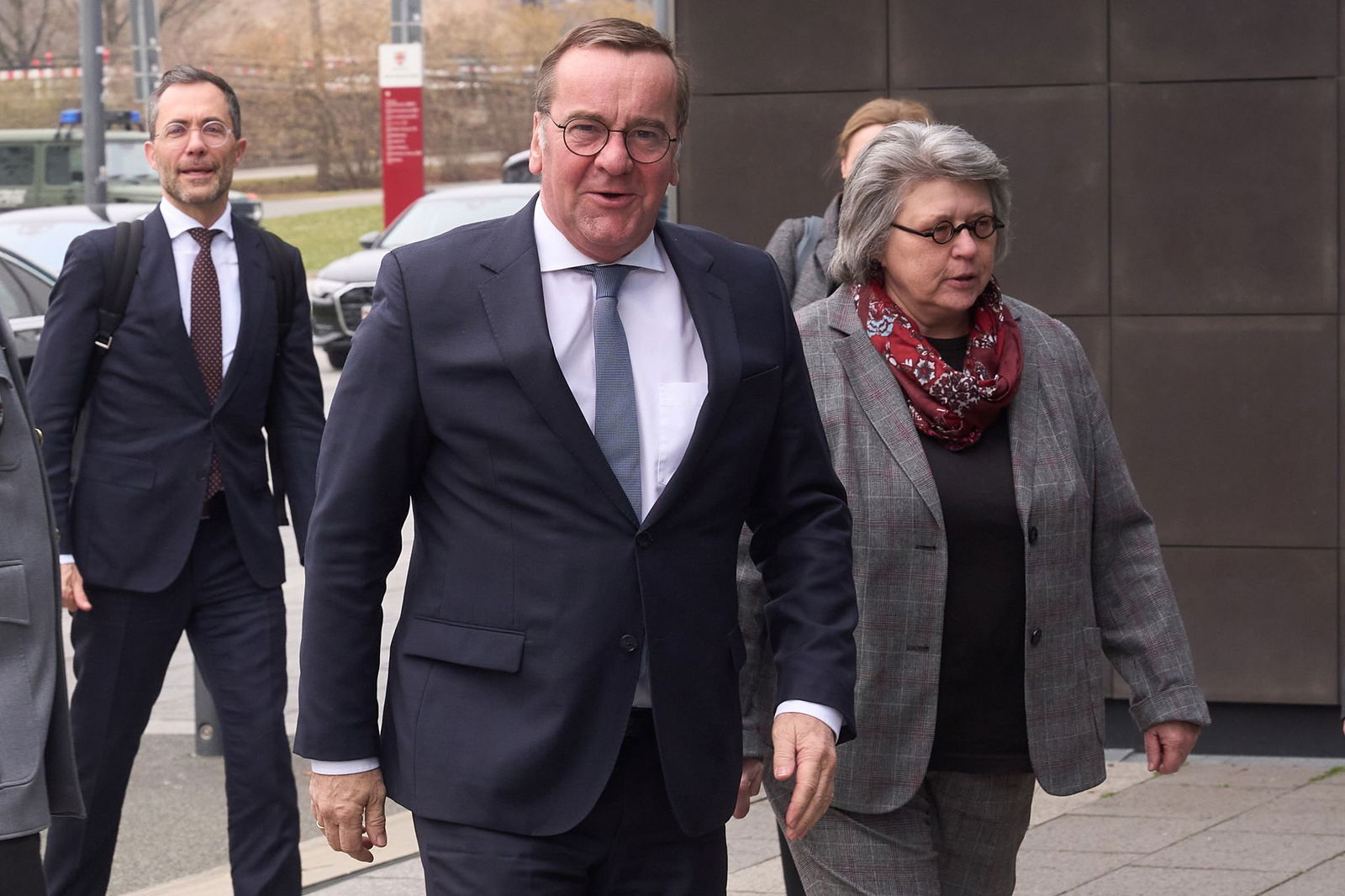 Verteidigungsminister Boris Pistorius (SPD) sprach  in Koblenz auch mit der Präsidentin des Beschaffungsamtes Annette Lehnigk-Emden.