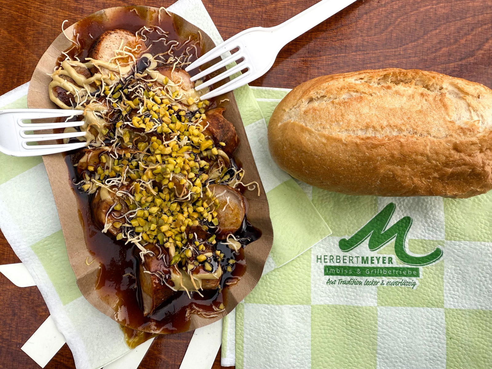 Engelshaar, Pistazien, Creme und Schokolade: Mit Wurst und Currysoße entsteht so die neue Kombination. 