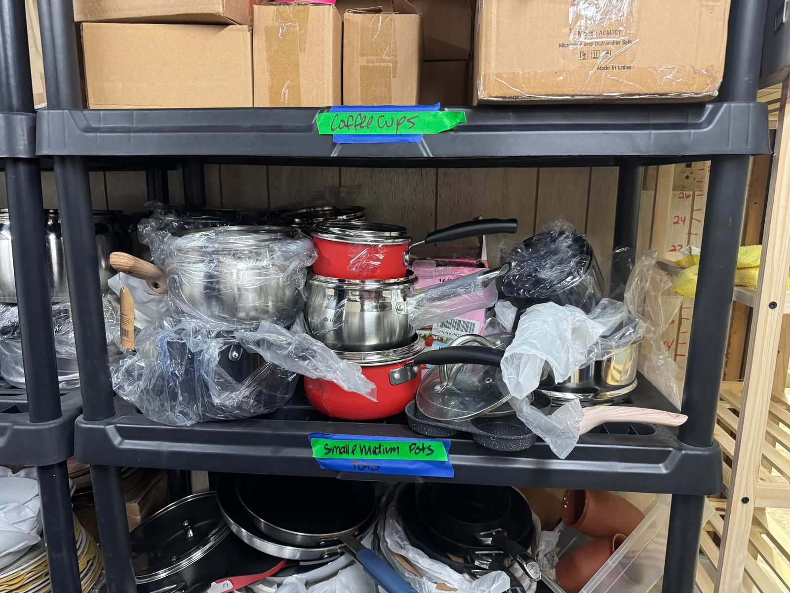 Damit die Haushaltswaren gerecht verteilt werden, müssen sich die Klienten auf einer Liste eintragen. Dabei reicht aber ein Vorname und der erste Buchstabe des Nachnamens.