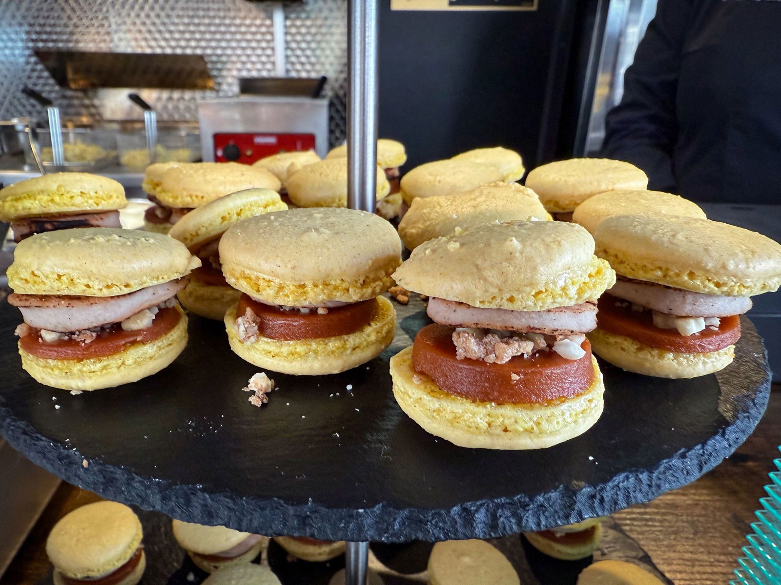Currywurst zwischen zwei Macarons-Hälften gibt es auch auf dem Festival.